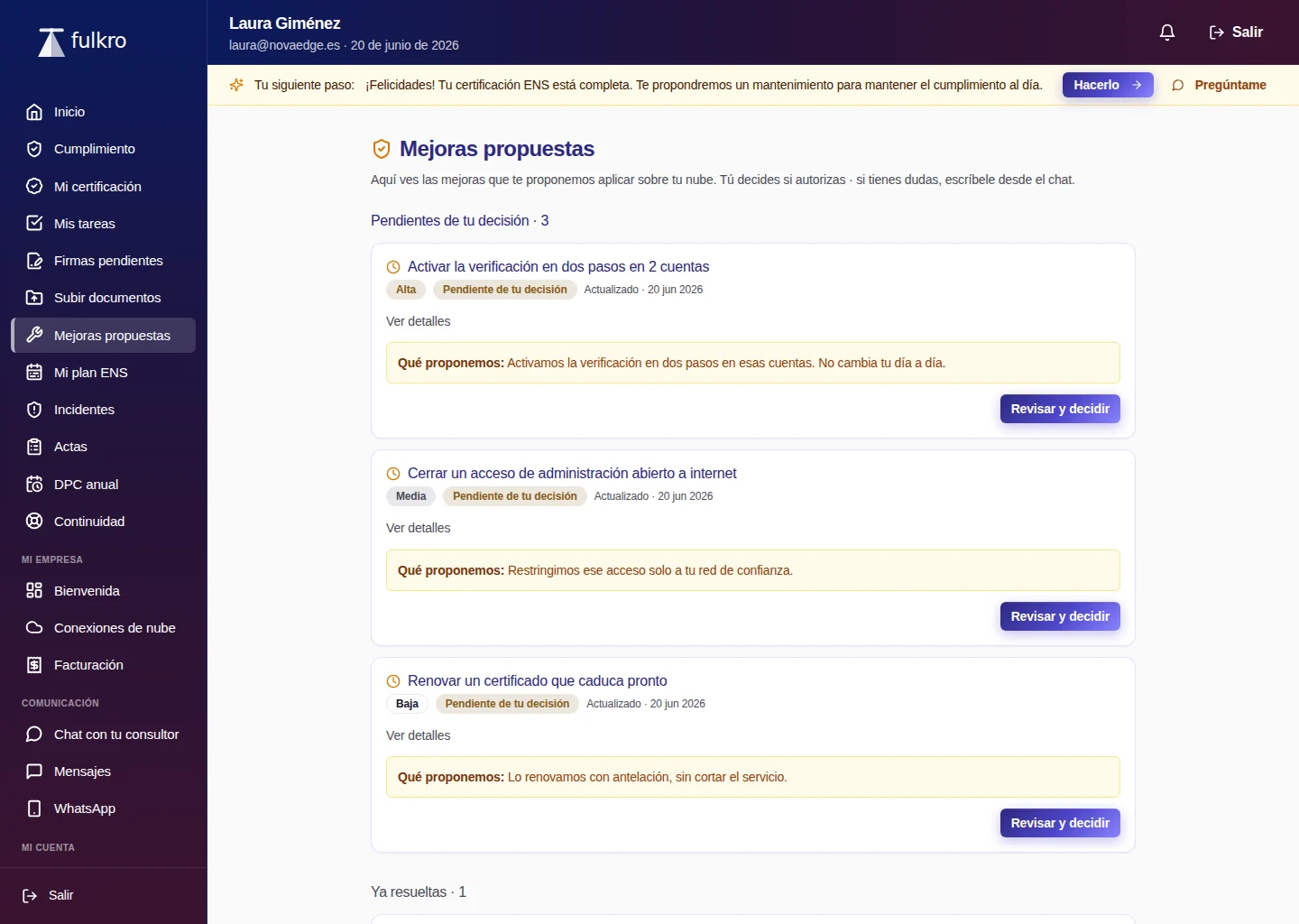 Portal del cliente de Fulkro: pantalla de mejoras de seguridad propuestas, cada una con su importancia y explicada en lenguaje claro, lista para autorizar con un clic